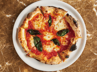 箱根駅前の窯焼きピザ